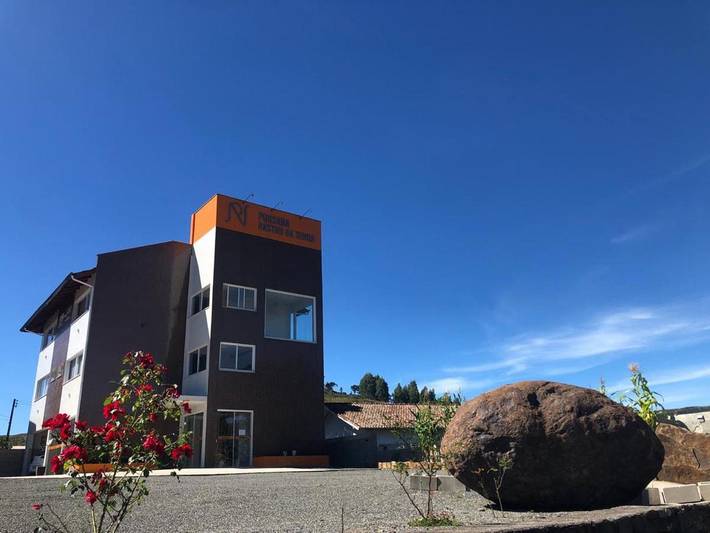 Casas e apartamentos de temporada para 3 pessoas, com vista e terraço em Bom Jardim da Serra