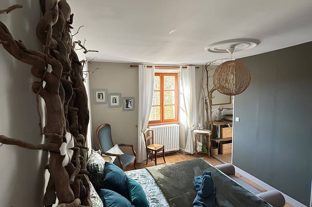 Chambre d’hôtes « La Chambre Jp à La Parenthèse » : vue montagne, jardin partagé, Wi-Fi in Folles, Région de Bellac