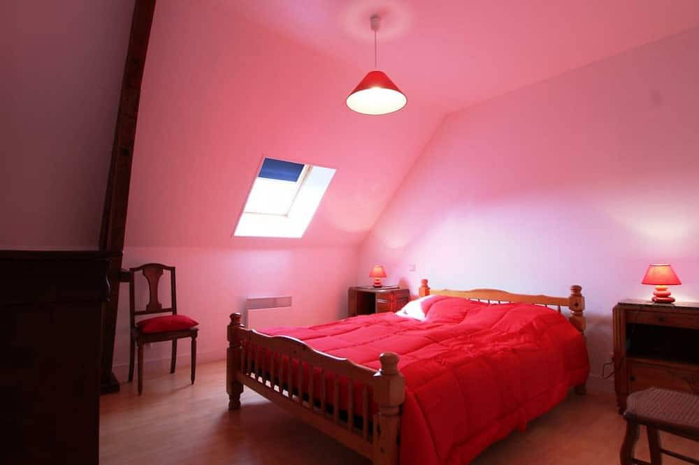 Großzügiges Ferienhaus in ruhigem Dorf, 9 Pers., nah an Utah Beach, Wlan, Terrasse, Haustiere erlaubt in Amfreville (Normandie), Côte de la Déroute
