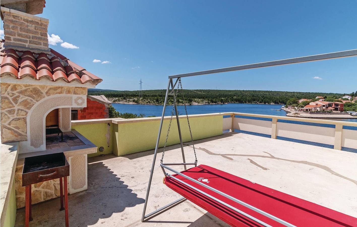 Ganze Ferienwohnung, Gemütliche Wohnung mit Terrasse, WLAN und Parkplatz, 1,5 km bis zur Küste in Obrovac, Zadar