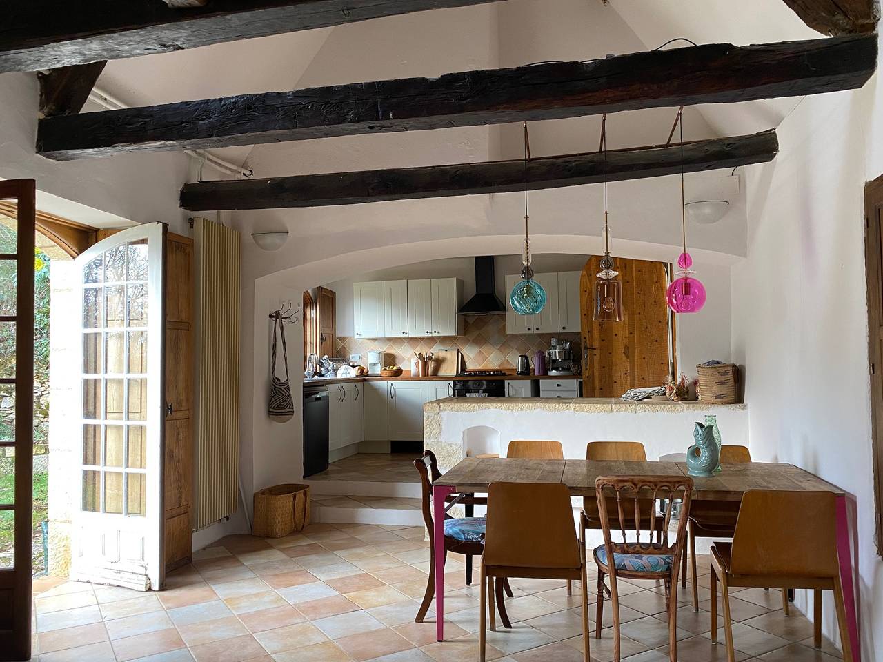 Maison de campagne colorée avec grand jardin, très grande piscine et forêt in Puy-l'Évêque, Quercy