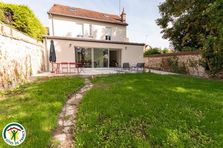Gîte pour 5 personnes, avec Terrasse et Jardin à Connantre