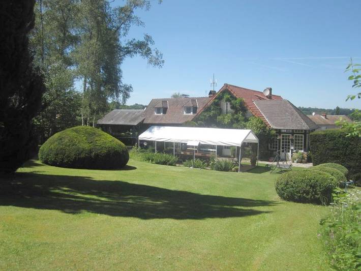 Chambre d’hôte pour 4 personnes, avec vue ainsi que piscine et jardin à Châteauneuf-la-Forêt