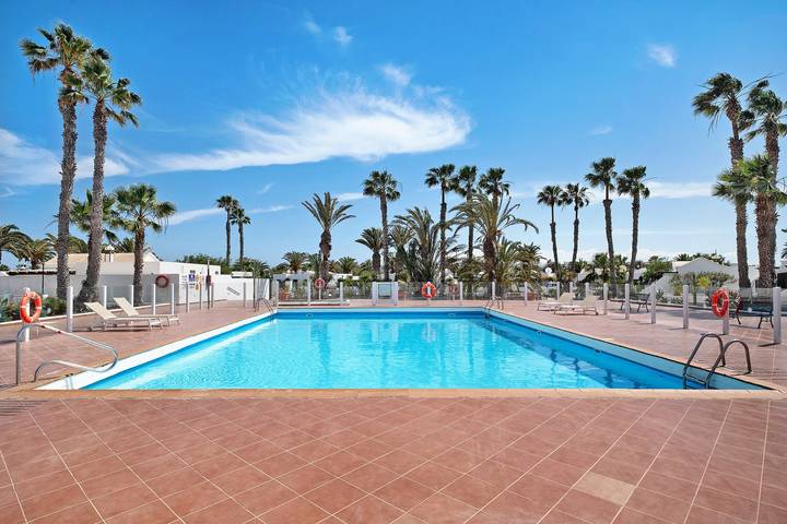 Ganze Wohnung, Ferienwohnung 'Jardin del Sol 26' mit Terrasse, Gemeinschaftspool und Wlan in Playa Blanca, Yaiza