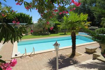 Gîte pour 6 personnes, avec terrasse ainsi que piscine et jardin à Rasteau