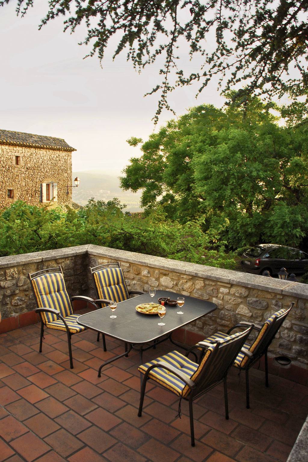 Ganze Wohnung, Maisonettewohnung mit Terrasse und Ausblick in Cornillon, Nimes und Umgebung