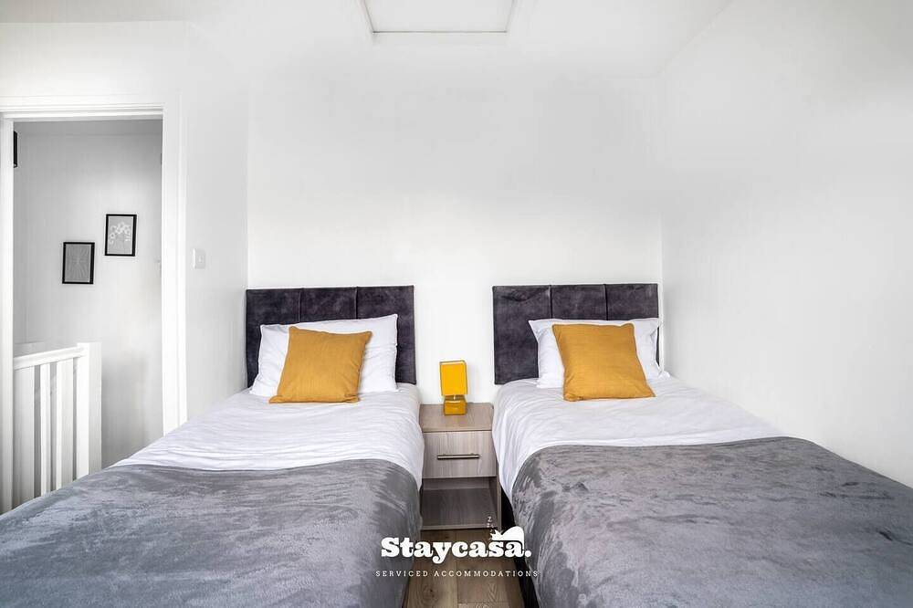 Spacious 2Br Home w/ Garden | 2-Min Walk to Town in Stockport, Greater Manchester