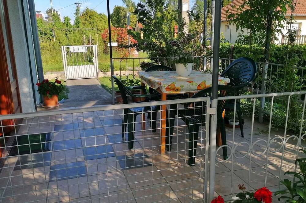 Ganze Wohnung, Ferienwohnung nur 250 m vom Strand entfernt in Balatonmariafürdö, Plattensee Südufer