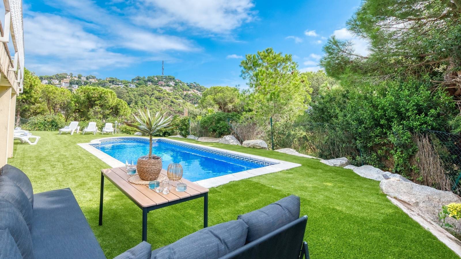 Villa 'Costacabana - La Luna' con vistas al mar, piscina privada y Wi-Fi in Roca Grossa, Lloret de Mar