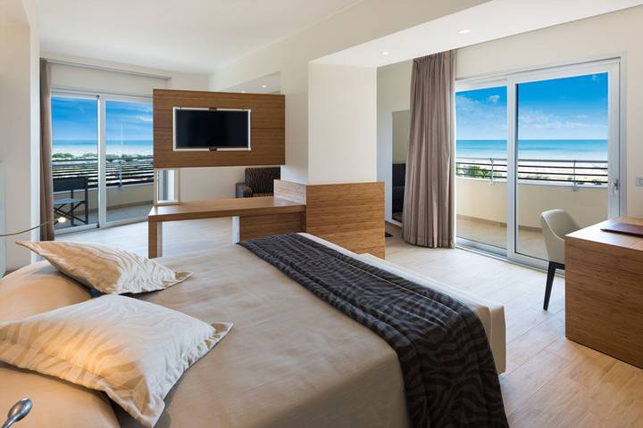 Zimmer für 2 Personen, mit Meerblick und Balkon/Terrasse sowie Whirlpool in Bibione