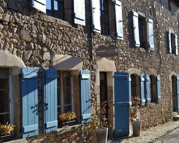 Chambre d’hôte pour 2 personnes, avec jacuzzi ainsi que piscine et jardin dans le Puy-de-Dôme