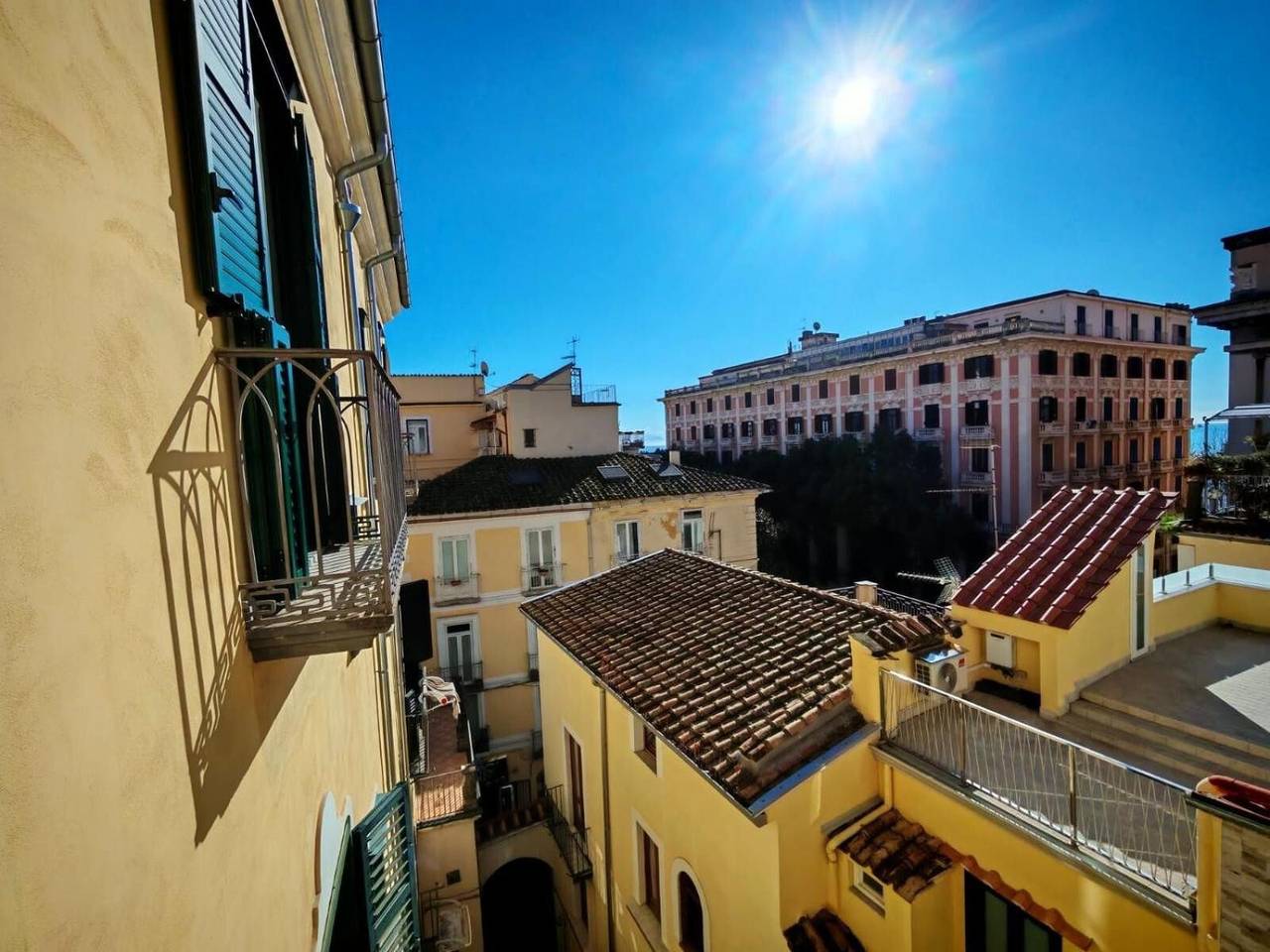 Entire apartment, Light Blue House Apartment with Balcony, Wi-Fi, and Air Conditioning in Salerno, Tyrrhenian Coast Campania