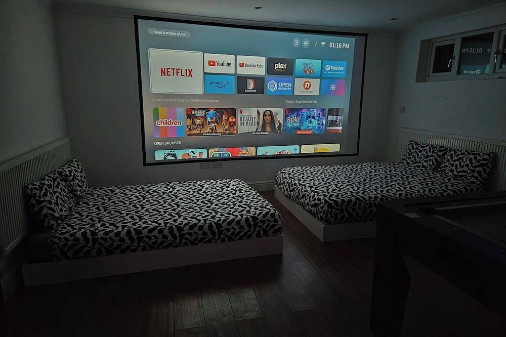 Annexe pool table, air hockey, table tennis, movie in Windsor, Berkshire