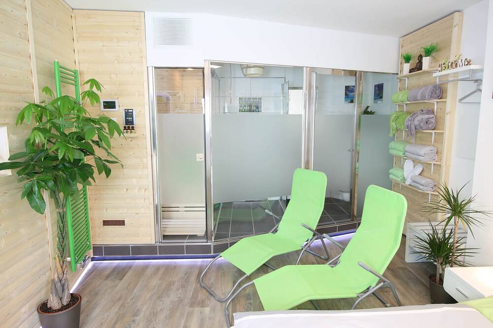 Entire apartment, Wellness apartment no. 1 with Finnish sauna - wallbox - Netflix - Wlan in Oberhausen, Ruhr district
