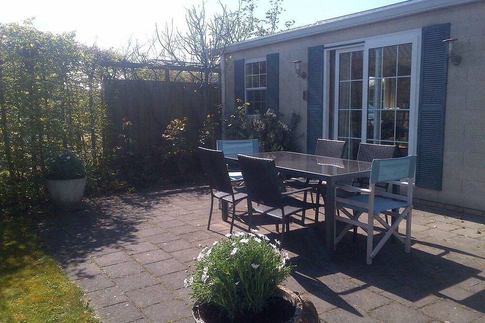 Detached 6-person waterfront chalet in Groede. Enjoy peace, nature, spacious garden, modern kitchen and proximity to beach and village. in Groede, Zeeuwse Kust