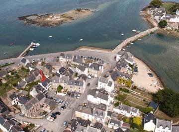 Gîte pour 11 personnes, avec terrasse et jardin dans Ilot De De Saint Cado