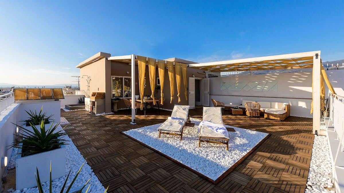Ganze Ferienwohnung, City Skyloft - Top location & Private Roof Garden in Kalamata, Messenien