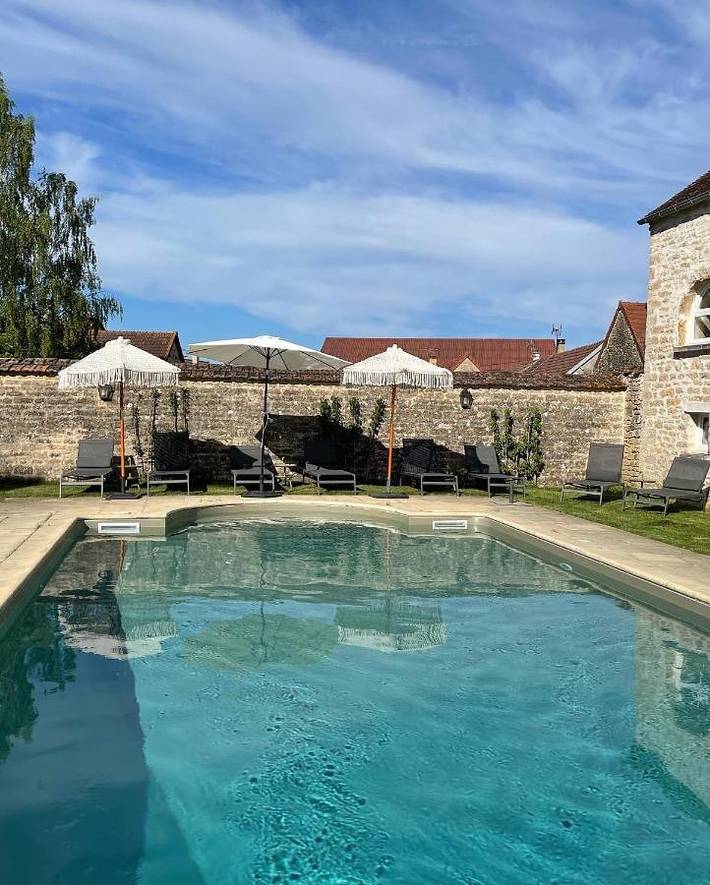 Location de vacances pour 8 personnes, avec piscine ainsi que jacuzzi et jardin à Gigny - 2