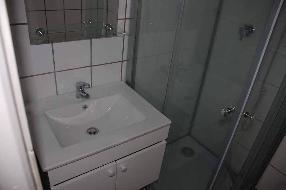 Entire apartment, F2 30m2 in Rosny sous bois zone in Rosny-sous-Bois, Seine-Saint-Denis