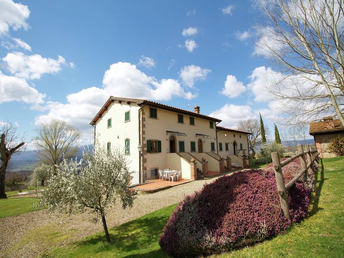 Agriturismo per 4 persone, con Idromassaggio e Terrazza nonché Piscina a Poppi