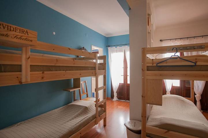 Villa for 6 people, with balcony and pool as well as garden in Ericeira
