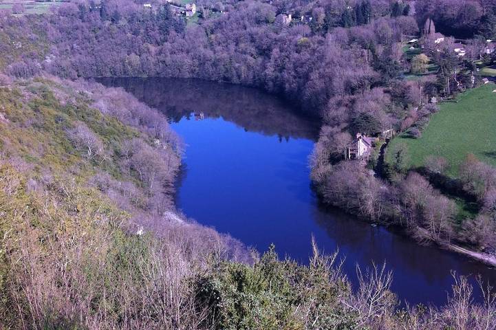 Location de vacances pour 6 personnes, avec Terrasse et Jardin à Ceaulmont