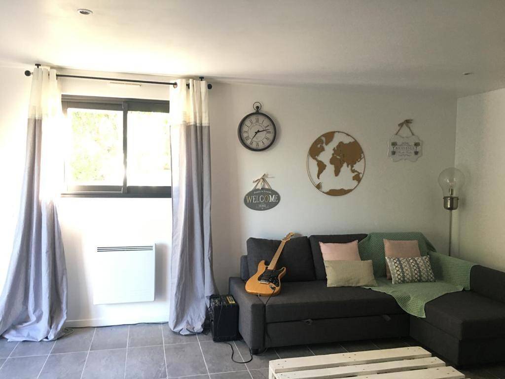 Appartement entier, One-Bedroom Apartment with Terrace in Ollioules, Côte méditerranéenne (France)