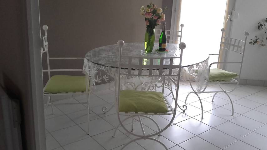 Apartamento entero, Apartamento 'Oasis T3' con terraza compartida, jardín privado y Wi-Fi in Villeurbanne, Lyon region