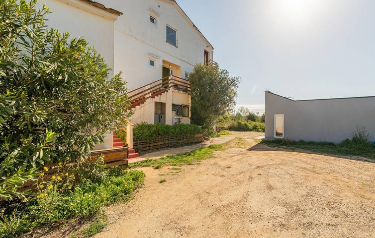 Ganze Ferienwohnung, Gemütliche Wohnung mit Terrasse, WLAN und Parkplatz, 2,5 km vom Strand entfernt in Povljana, Pag