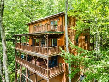 Vacation Rental for 14 Guests in Seven Devils, Blue Ridge Mountains, Picture 2