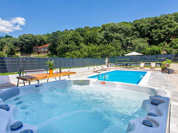 Ferienwohnung für 8 Personen, mit Balkon und Whirlpool sowie Terrasse und Garten an der Makarska Riviera
