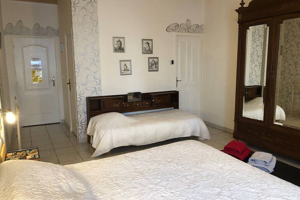 The Laura room offers calm, comfort and serenity in Castelsarrasin, Tarn y Garona