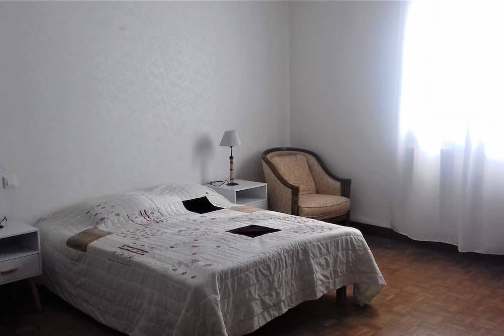 Apartamento entero, Amplio apartamento cerca del centro, piscina y centro de ocio. in Condom, Gers