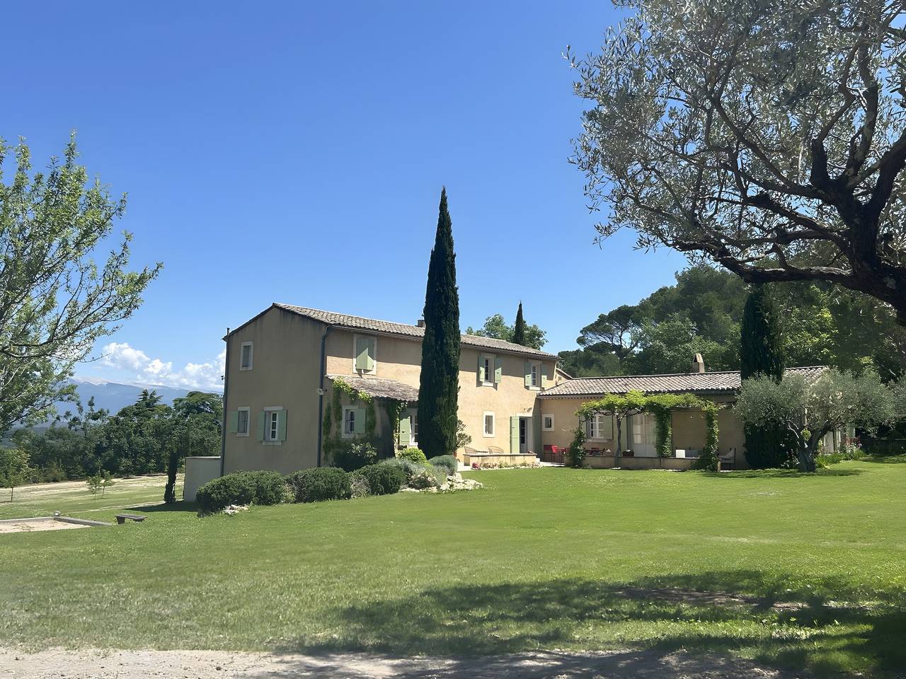 Chambre d’hôtes « Cascade » avec piscine partagée, Wi-Fi et climatisation in Saint-Didier, Parc naturel régional du Mont-Ventoux