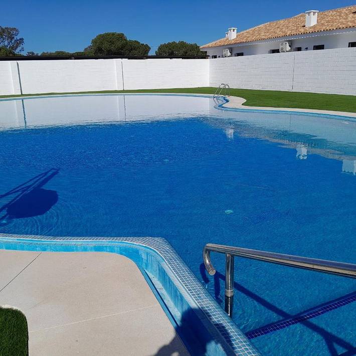 Gîte pour 4 personnes, avec bassin pour enfant ainsi que piscine et terrasse, animaux acceptés à El Rocío - 2