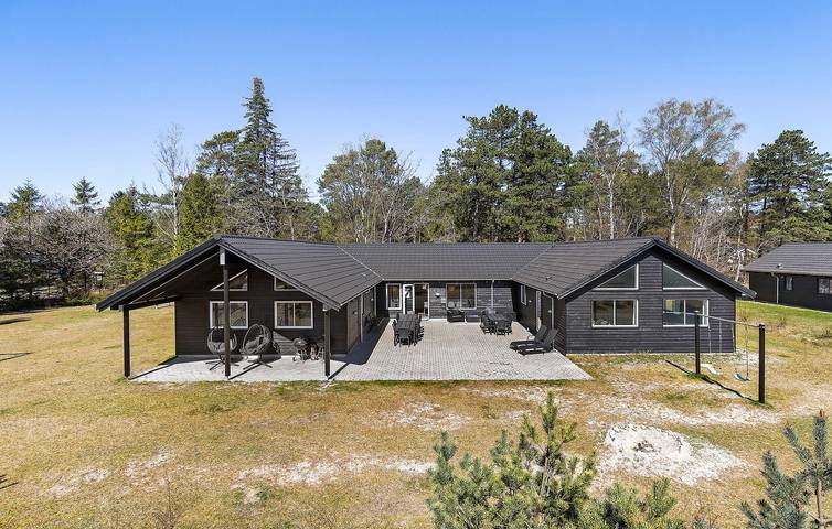Ferieudlejning for 22 personer, med pool og jacuzzi såvel som terrasse og sauna i Asserbo