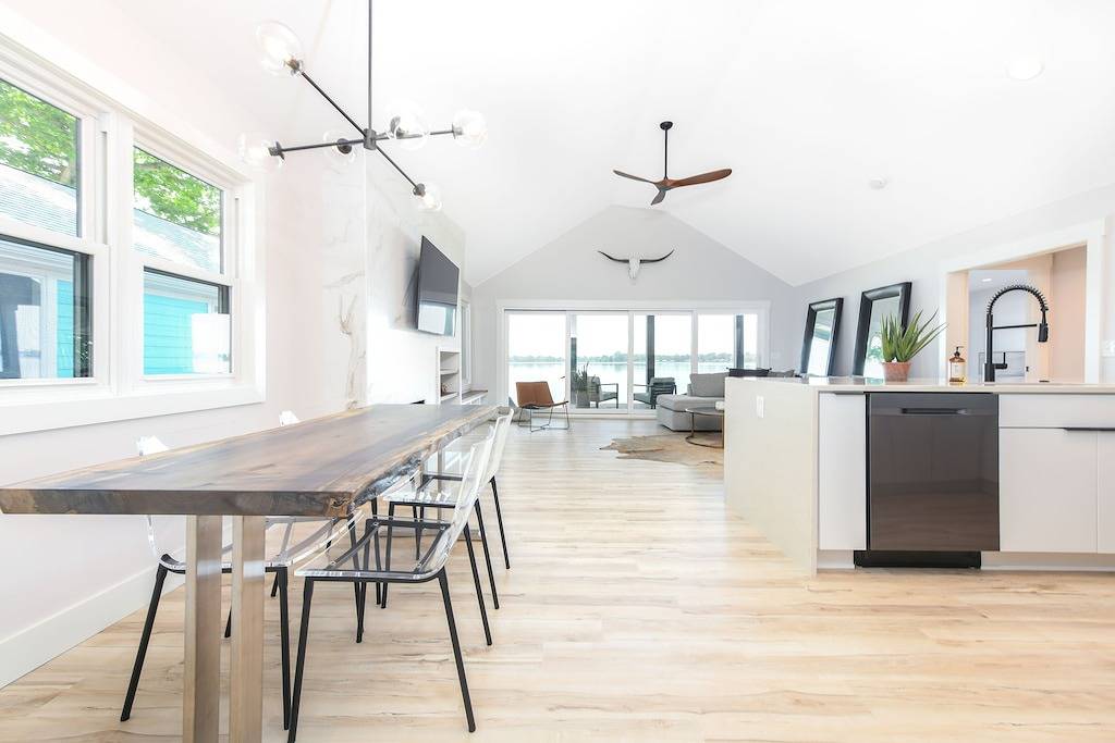 Roxie's Modern Lake Front House on the water! in Indian Lake