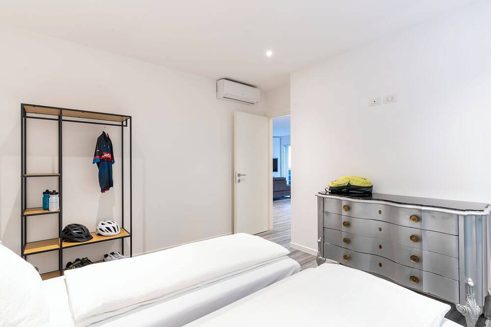 Entire apartment, Residenza The Rock, Appartamento Deluxe con Balcone, A/c, Parcheggio, Wi-fi in Nago-Torbole, Garda Mountains