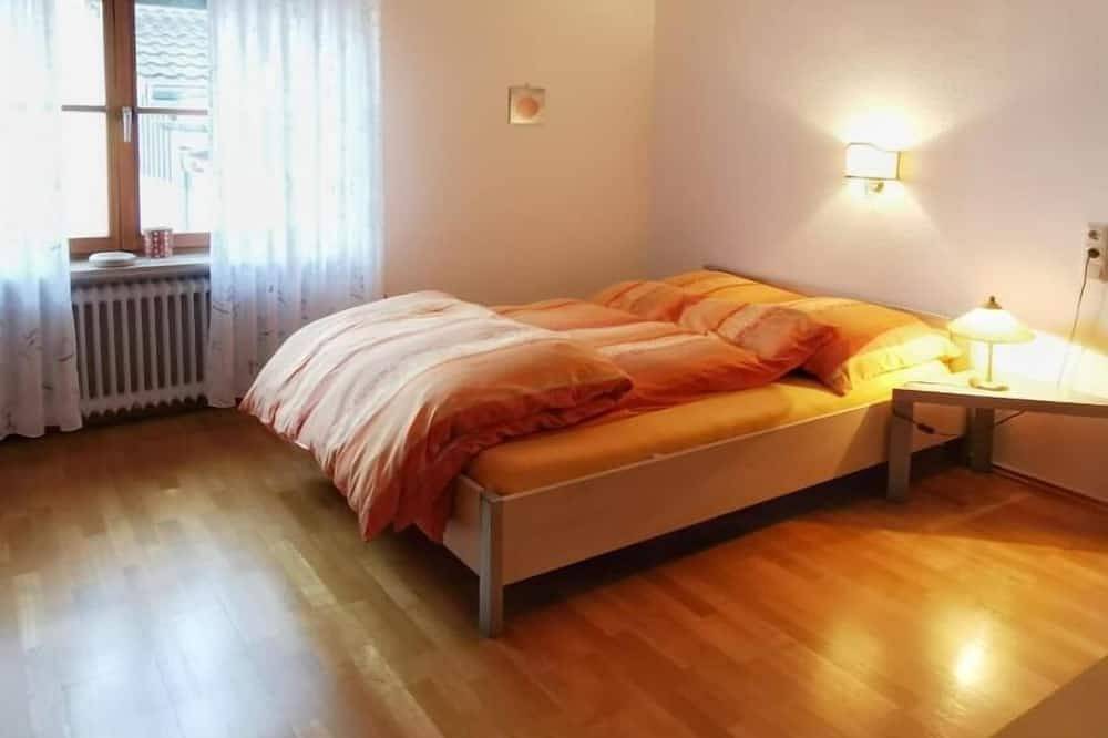 Ganze Wohnung, Die schöne Ferienwohnung mit separatem Eingang ist in der 1. Etage und über 7 Stufen erreichbar. Die Wohnung ist ruhig gelegen und nur wenige Minuten vom Ortskern entfernt Punkt die Wohnfläche von 62 qm besteht aus einem Schlafzimmer mit einem ... in Selters (Westerwald), Westerwald