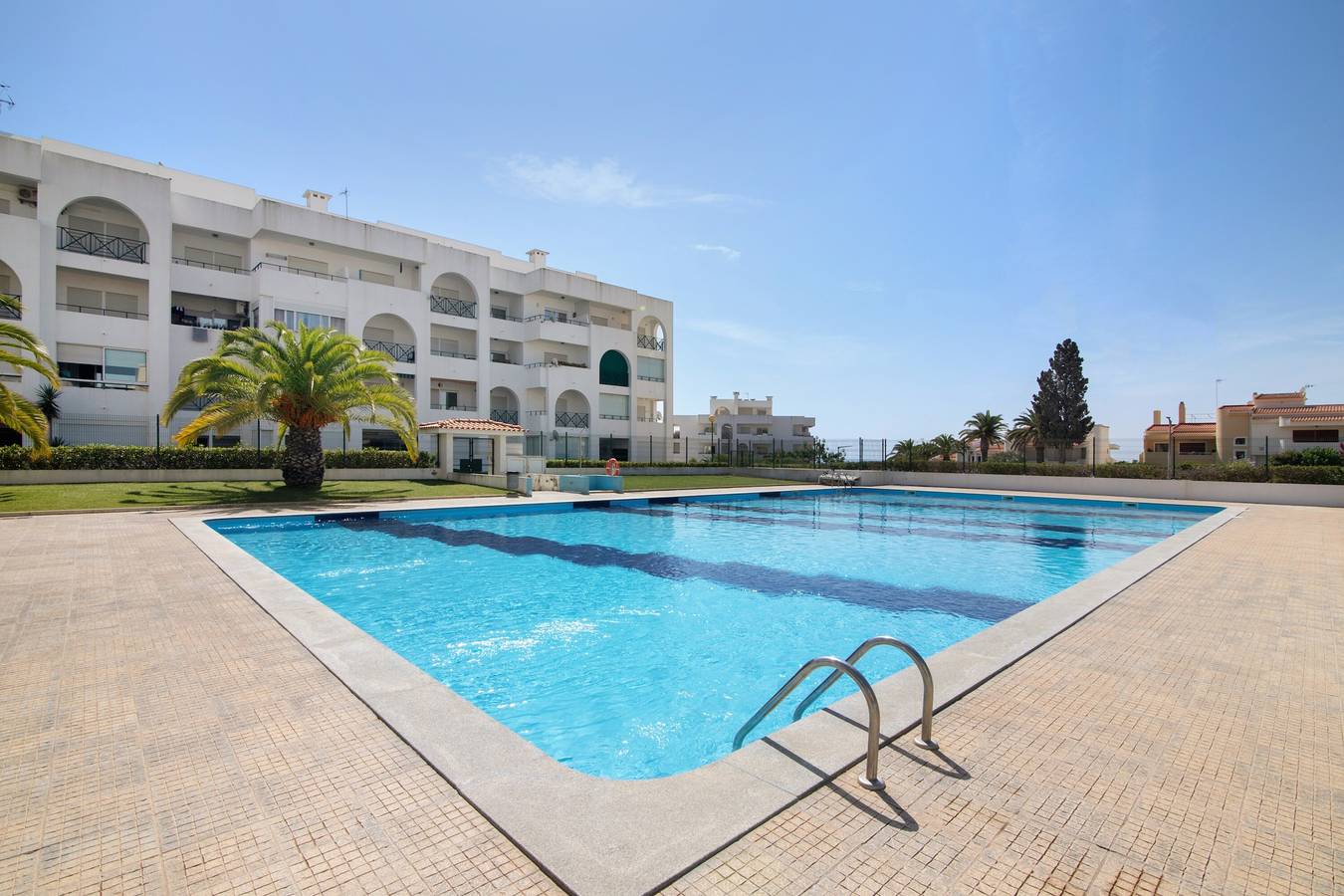 Ganze Wohnung, Apartment 'Brisa Salina D'Alporchinhos' mit Meerblick, Aufzug, Klimaanlage und Wlan in Alporchinhos (Atlantikküste), Porches