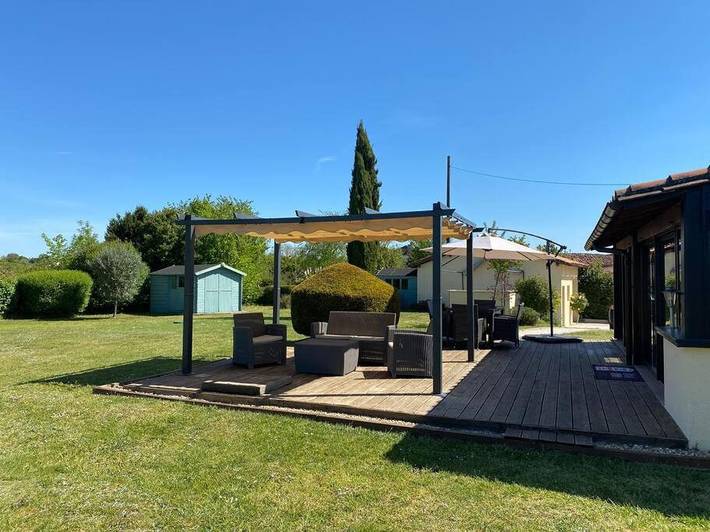 Location de vacances pour 6 personnes, avec Terrasse et Jardin ainsi que Piscine et Vue à Saint-Romain