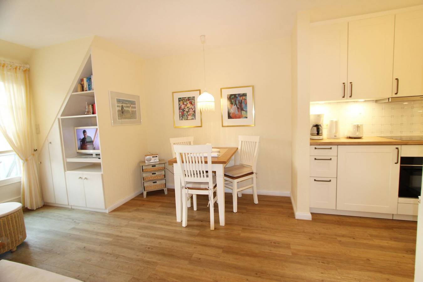 Apartamento entero, Hell gestaltet präsentiert sich dieses Ferienappartement nahe des Ortskerns in Wenningstedt, Sylt