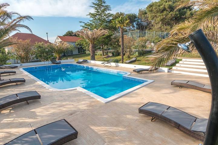 Ferienhaus für 4 Personen, mit Pool und Garten in Bibinje