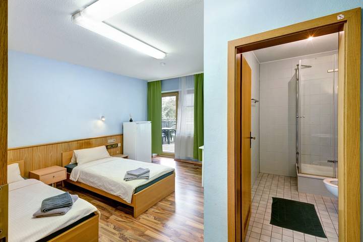 'Zimmer 18' mit Privatterrasse, Gemeinschaftsgarten und Wlan in Markt Erlbach, Romantische Straße