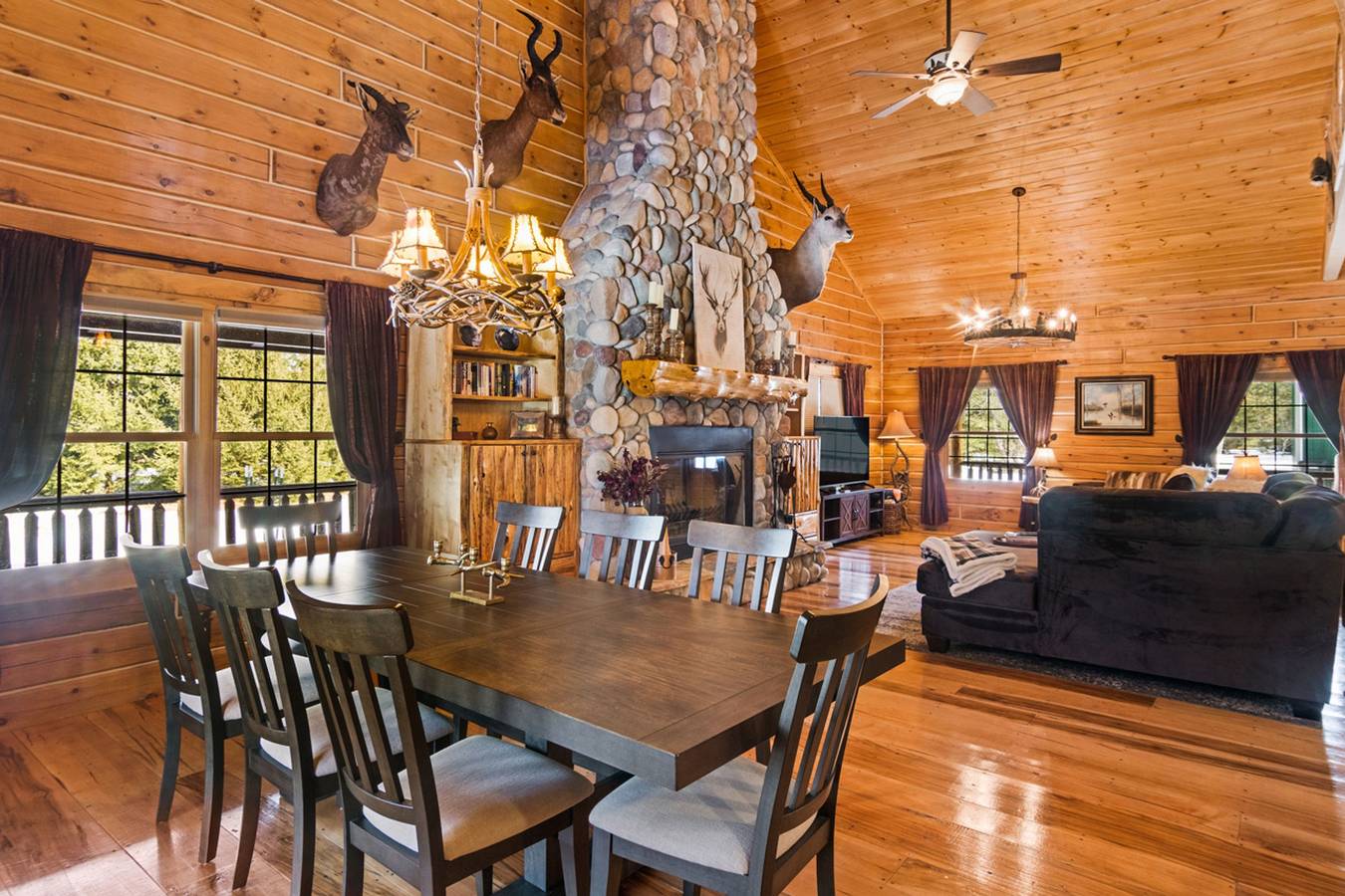 Ganze Wohnung, New!  Weatherwood - Gorgeous Luxury Log Cabin! in Manistee County