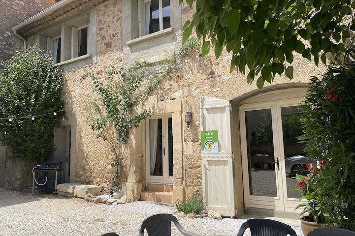 Location de vacances pour 12 personnes, avec balcon ainsi que jardin et piscine à Montouliers