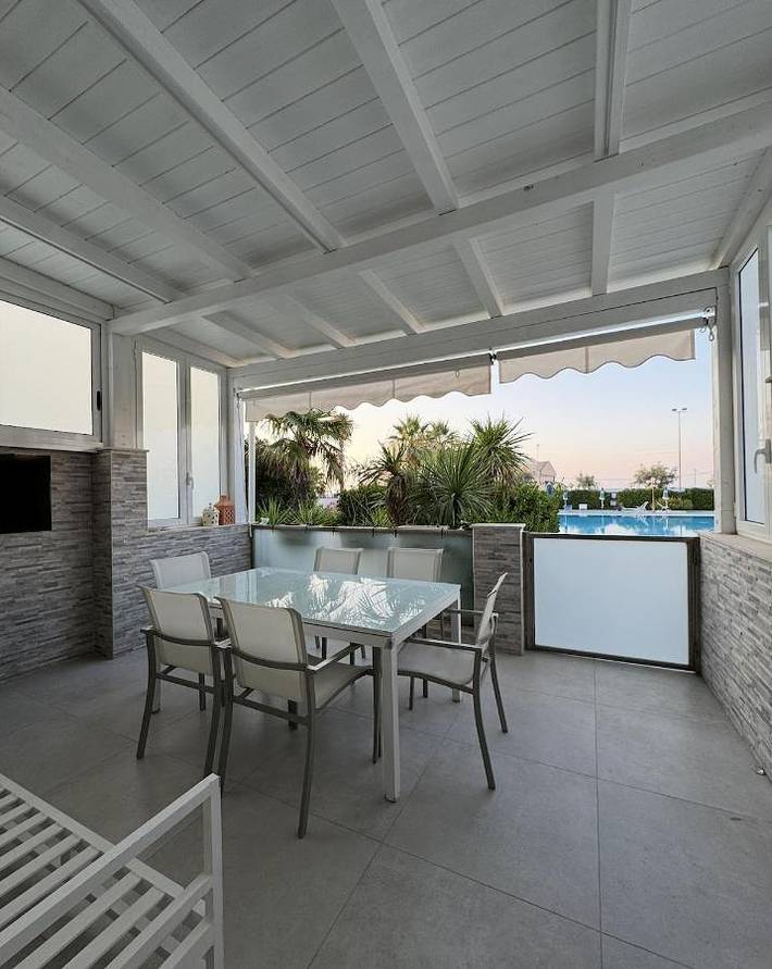 Casa vacanza per 4 persone, con balcone e panorama nonché piscina in Barletta