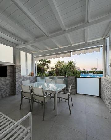 Gîte pour 4 personnes, avec balcon ainsi que vue et piscine à Barletta