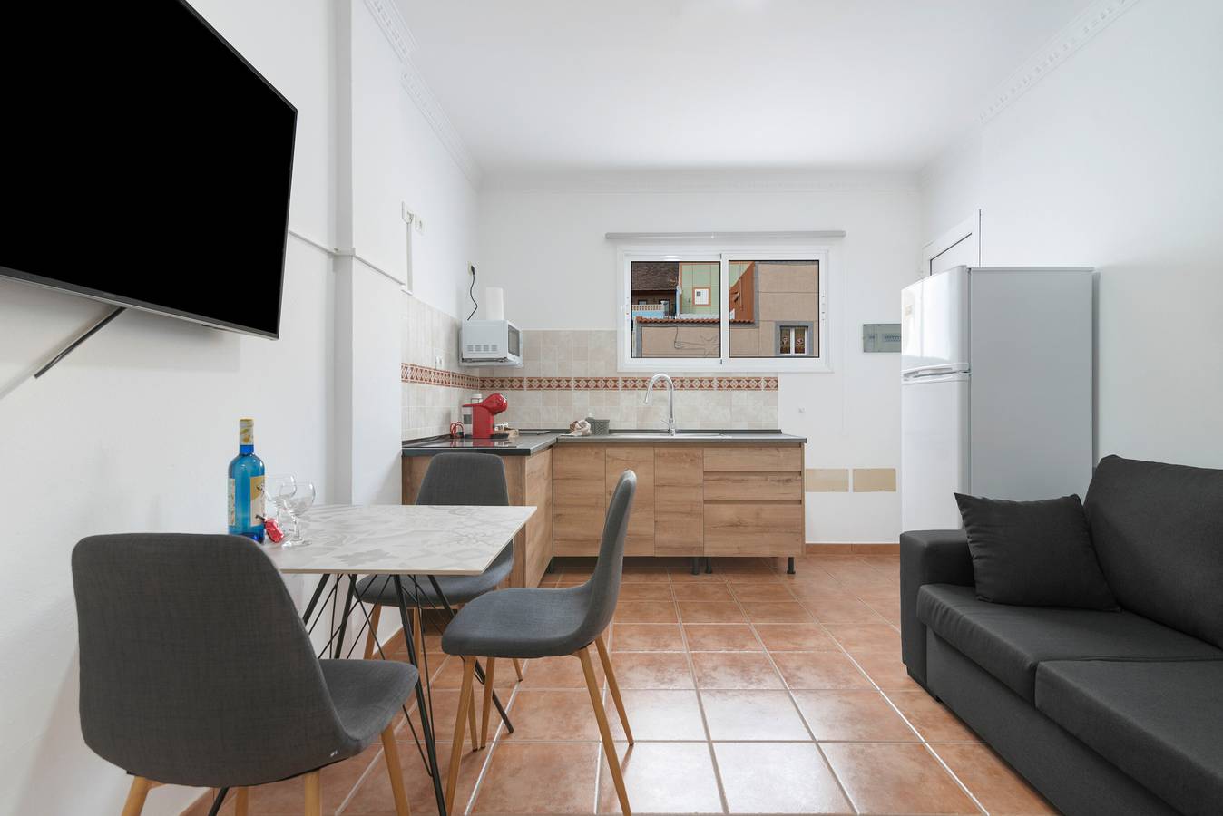 Apartamento entero, Apartamento de vacaciones 'Unidad B' con vistas al mar, Wi-Fi y aire acondicionado in Agüimes, Gran Canaria Este