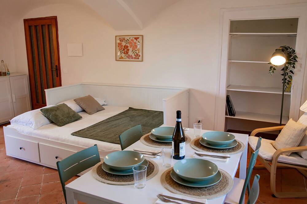 Ganze Wohnung, Cozy House with Lake View • Private Terrace & Self Check-in 24h in Viverone, Canavese